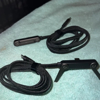 USB-A→Type-CとType-C→Type-Cの2種類のケーブルを、並べて巻いた写真。