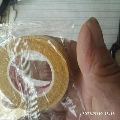 透明の袋に入ったテープを手に持っている写真。