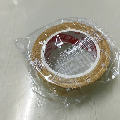 透明の袋に入ったテープを机の上に置いた写真。