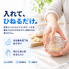 にんにくを入れてひねるだけで使えるツイスト式みじん切り器。手でひねっている写真。